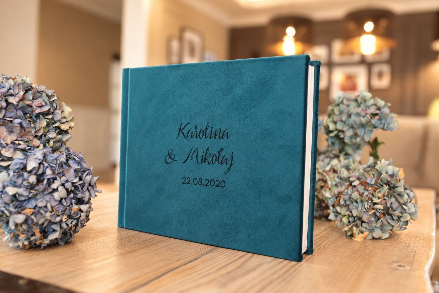 Album w turkusowym zamszu z wypalonym grawerem „Karolina & Mikołaj 22.08.2020”